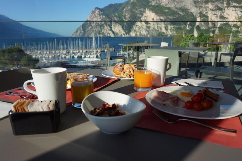 Hotel Riviera Riva del Garda Exterior foto