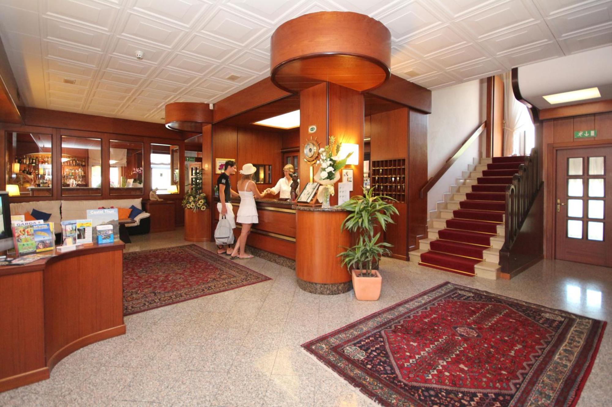 Hotel Riviera Riva del Garda Exterior foto