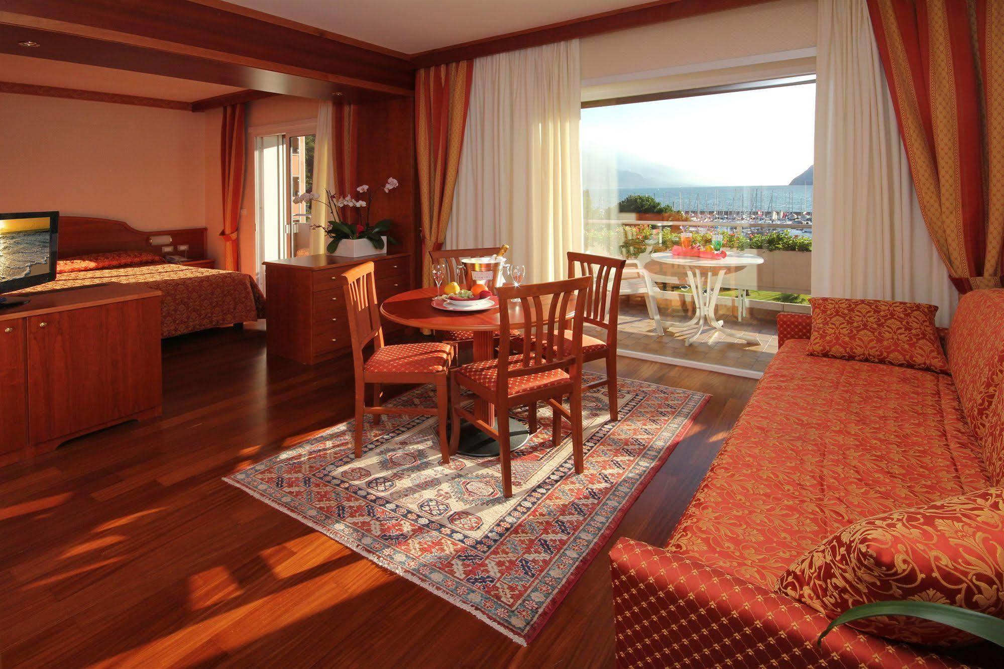 Hotel Riviera Riva del Garda Exterior foto