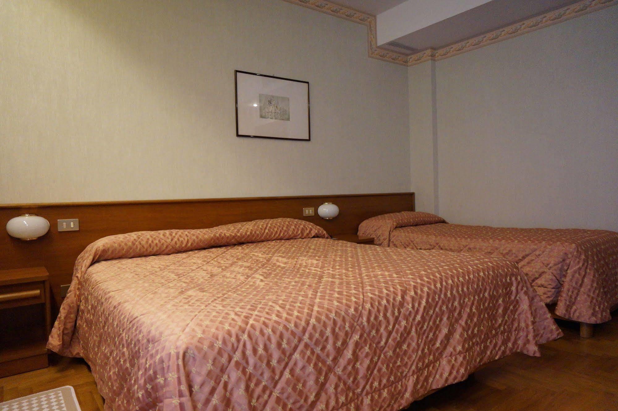 Hotel Riviera Riva del Garda Exterior foto